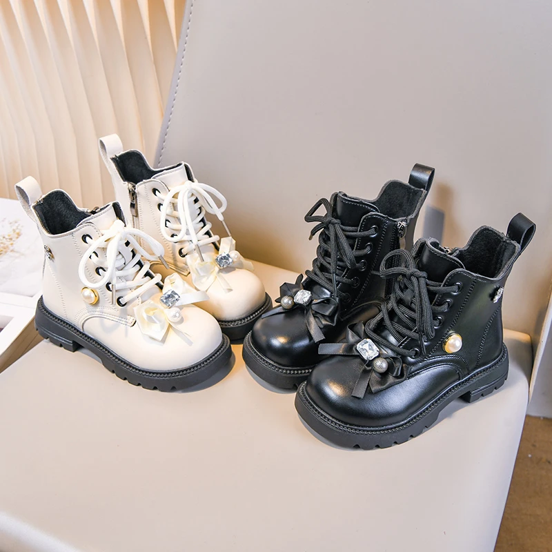 

Кожаные ботинки на флисовой подкладке для девочек с блестящим бантом. Новые зимние детские ботильоны 2025 года. Нескользящие шикарные элегантные детские ботинки для рождественской вечеринки.