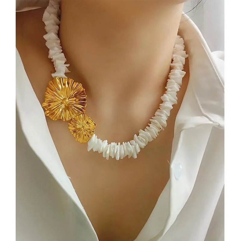 

HOT American exaggerated irregular shell flower necklace women's light luxury niche high-end daisy clavicle chain necklace