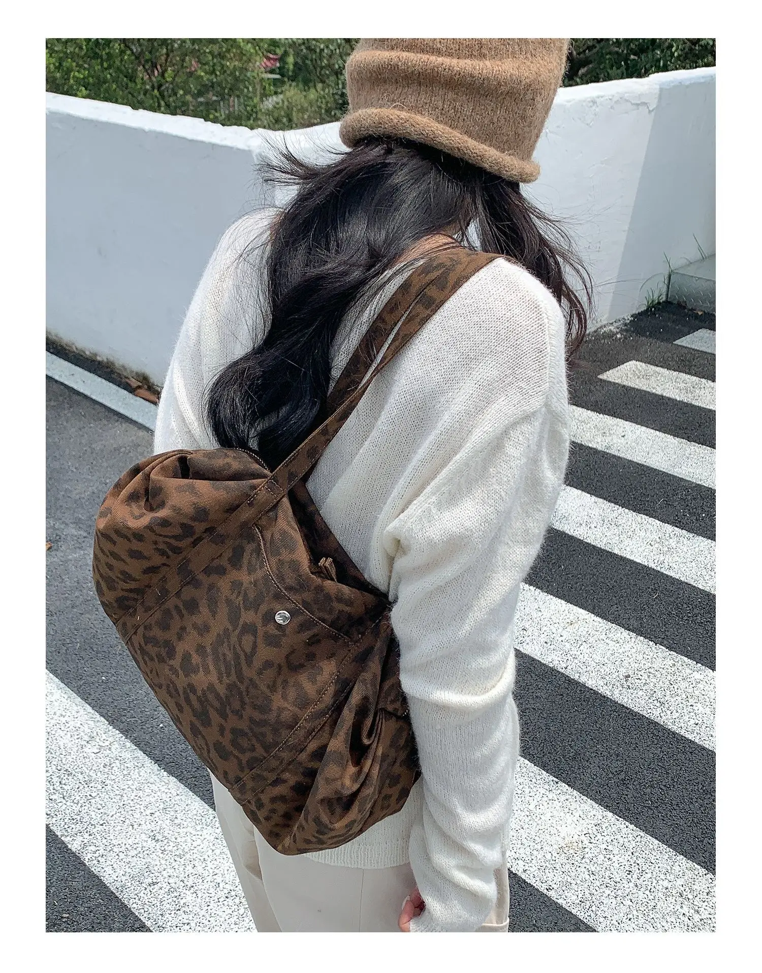 Wilde Leopardenmuster Nylon Umhängetasche Große Kapazität Multipocket Tote Bag Trendy Frauen Casual Geldbörse Guangzhou Hochwertige Tasche – Detail 10