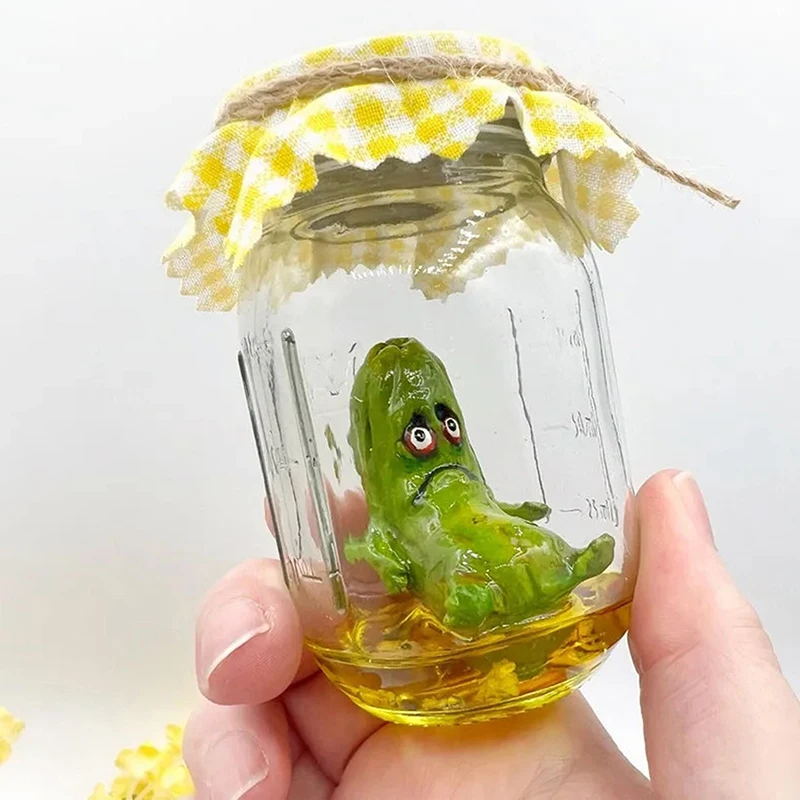 Mini picles mal-humorado em uma escultura de jarra Engraçado Aojiao Jar Pickle Display dos desenhos animados Estátua de Pickle de vidro claro criativo