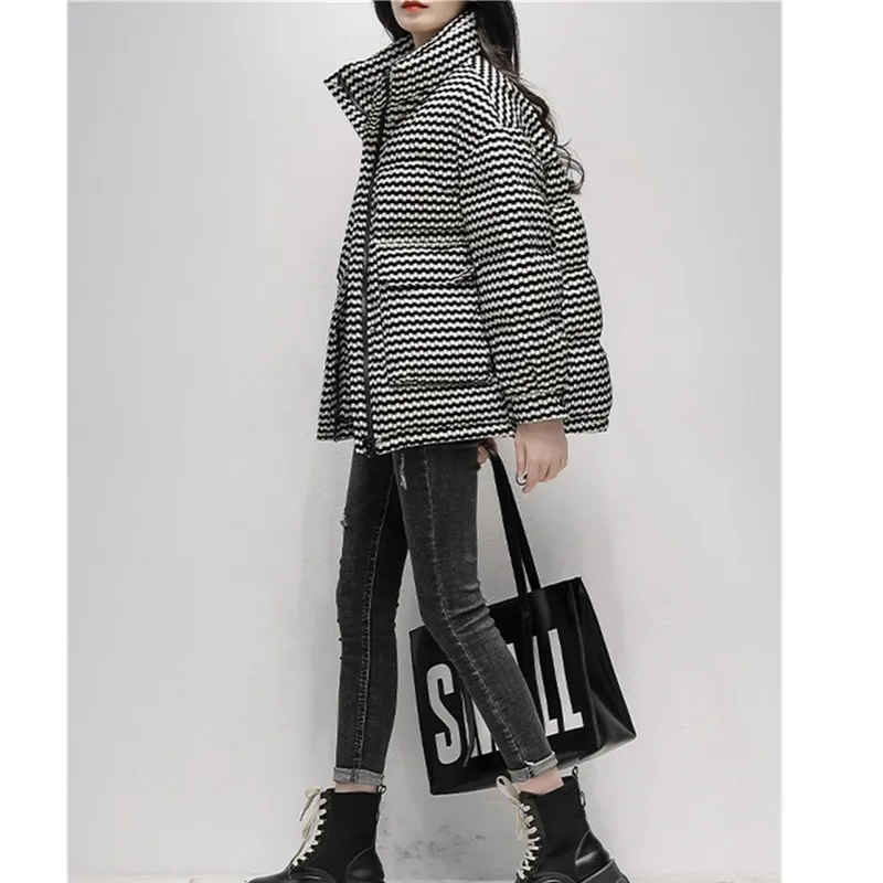 Chaqueta corta a cuadros blanca y negra para invierno, nueva versión coreana, abrigo holgado y grueso con cuello levantado, plumón de pato blanco 90%, 2025