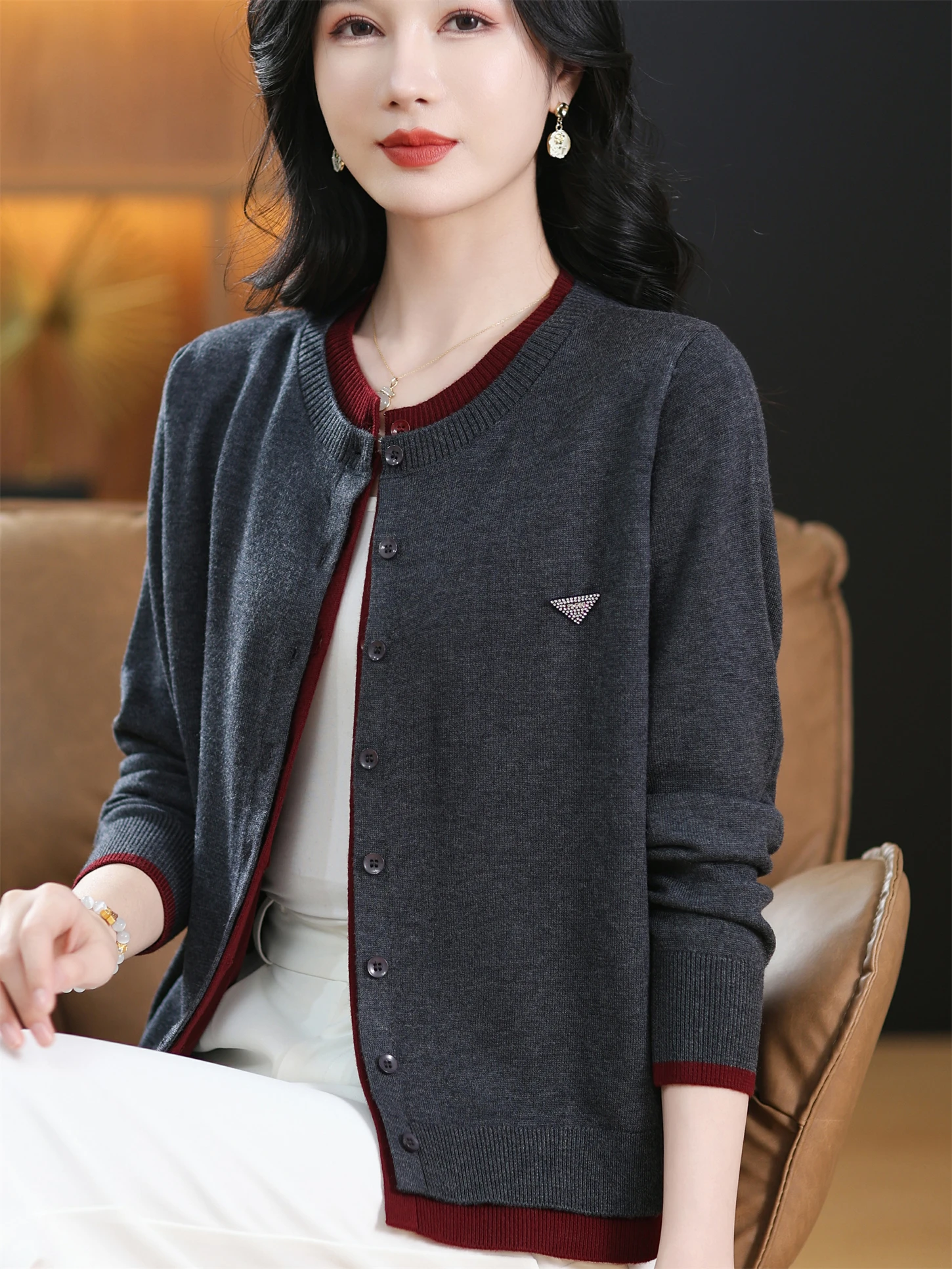 

2025 New Faion Knitted Woolen Outerwear Loose Thin Middle-Aged And ly Women's Clothing round Ne Button Design Casual...