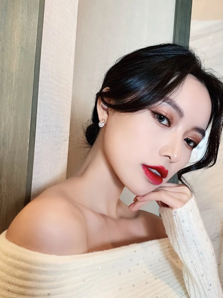 أقراط بسيطة غير متماثلة بحروف دي ، أقراط زركون صغيرة مدمجة ، هالة رائعة ، عصرية وفاخرة