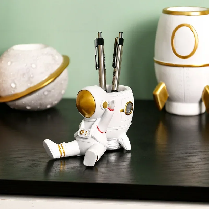 

Astronaut Pen Holder Round Pen Holder Storage Pencil Holder Spaceman Figurine Statues Ornament Makeup Brush Desk Decor