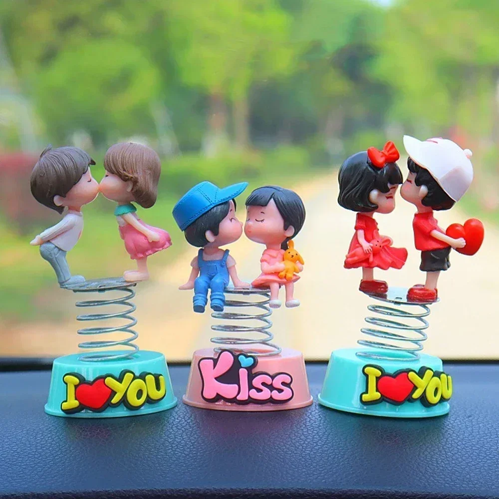 Anime Paare Für Auto Ornament Frühling Schütteln Kopf Puppe Auto Innen Dekoration Rosa Dashboard Figur Zubehör Geschenke – Detail 3