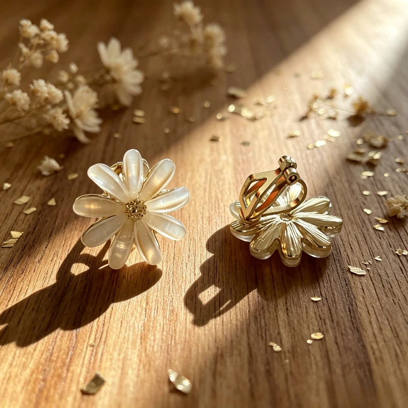 Women Spring Summer Temperament Small Fresh White Flowers Clip on Earrings Simple Small Daisy Earrings Non Pierced Ear Clip