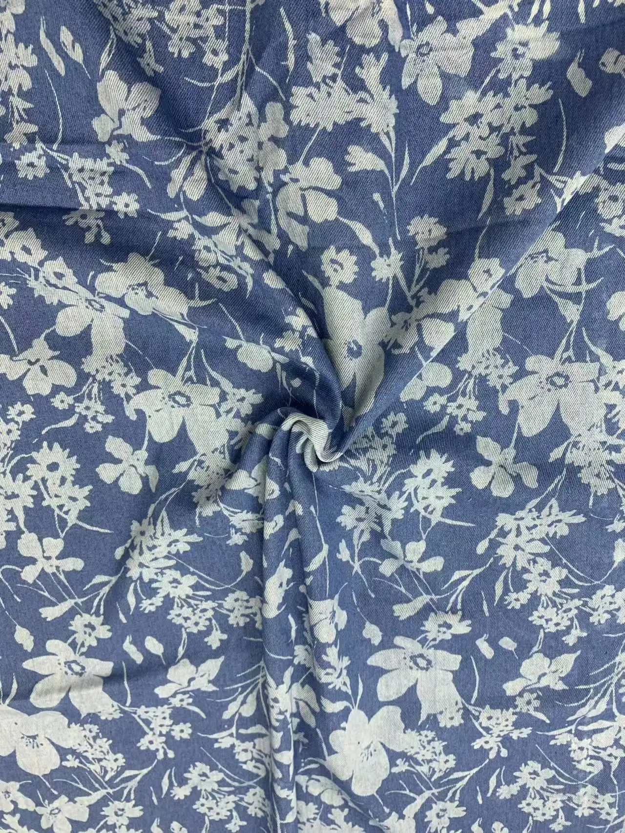 

Джинсовая ткань, утолщенная, жаккардовая, с эффектом потертости, для пошива платьев, сумок, брюк, головных уборов, для рукоделия.