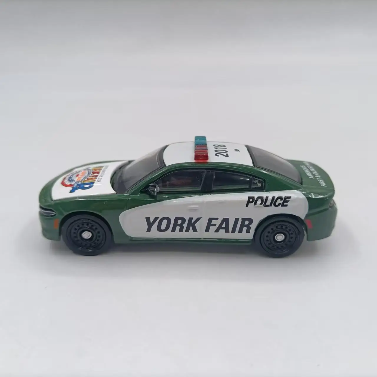 1:64 2018 إصدار محدود زخرفة نهائية جديدة لسيارة الشرطة نموذج سيارة محاكاة سبيكة