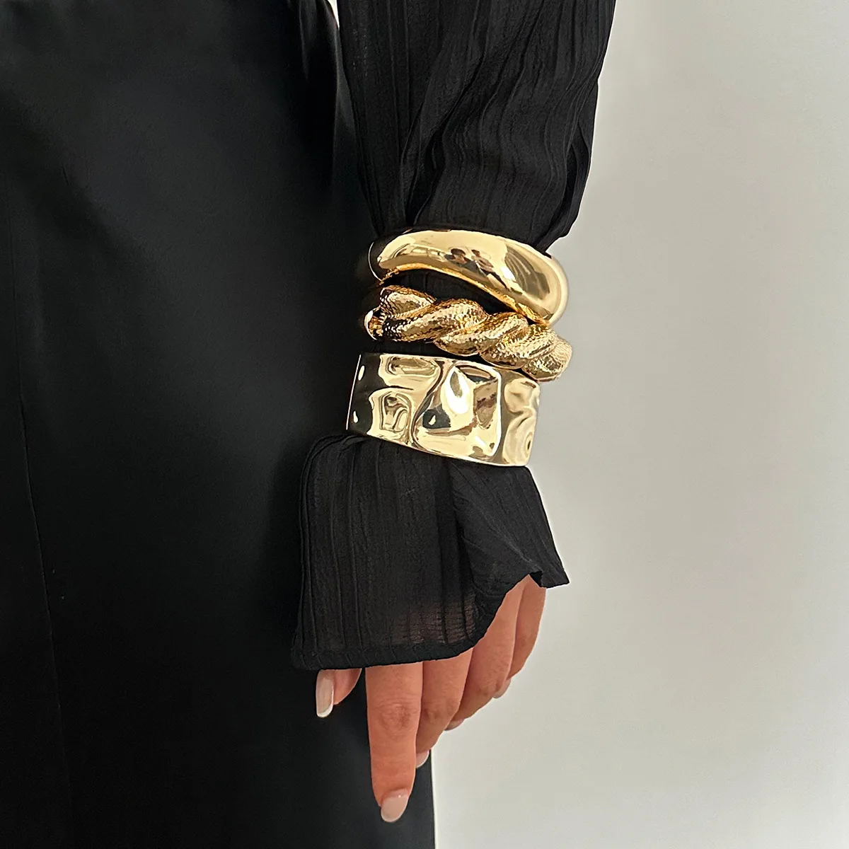 

Vintage Gold Color Hip Hop Metal Irregular Spring Bangles Punk Wide Cuff Geometric Bracelets Couple Women Men Emo Party Jewelry
