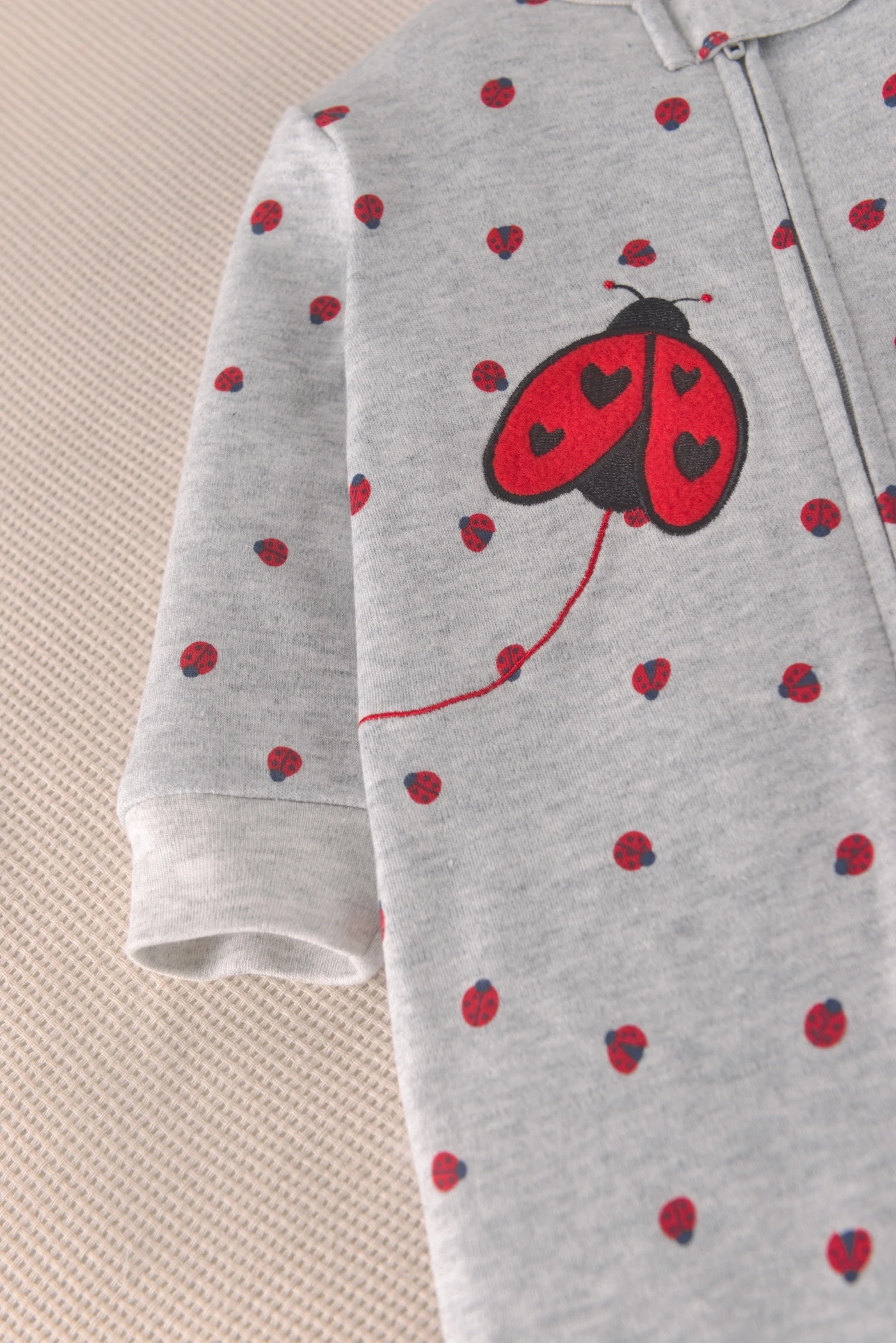 Doppelseitiger Baumwoll-Reißverschluss-Strampler für Babys, Mädchen, mit Einhorn- und Marienkäfer-Stickerei, Allover-Print, Ganzjahres-Baby-Jumpsuit, 6-24 Monate – Detail 6