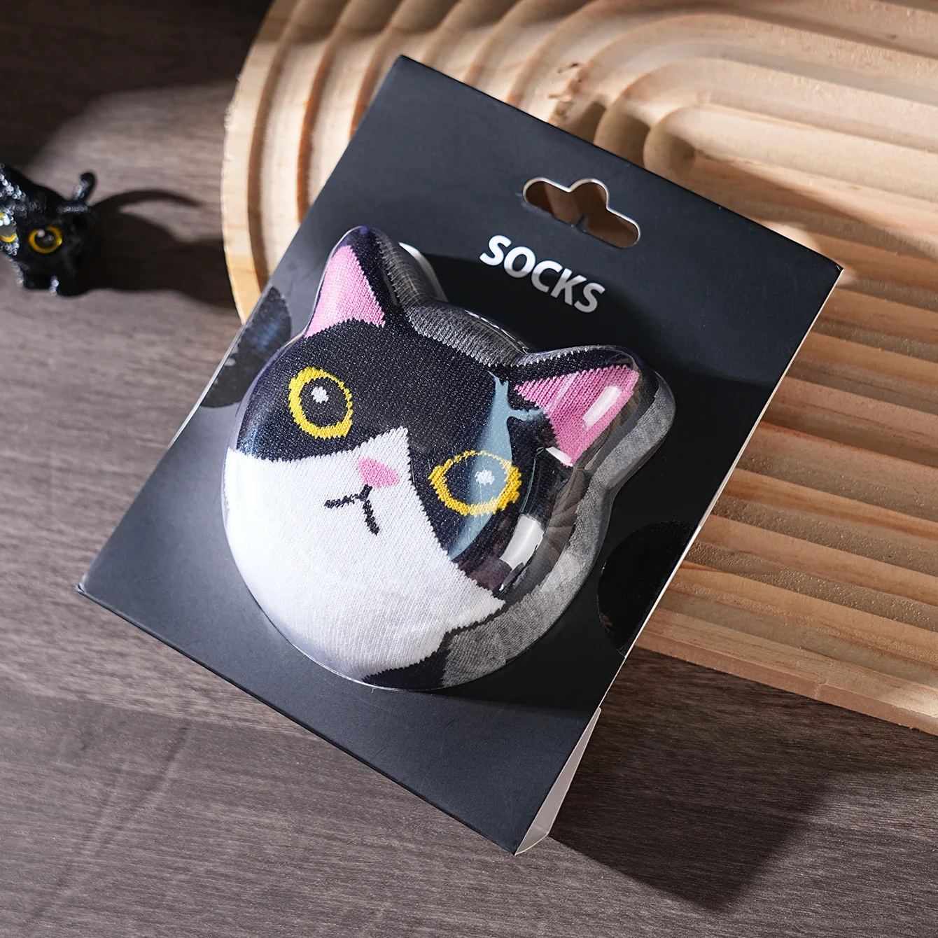1 pair of unisex mid-calf socks with a novel and interesting animal cat design, gift box socks, creative socks, fashionable and trendy style, comfortable and breathable, suitable for parties, casual wear, Valentine's Day, Halloween, birthdays, Christmas, New Year, Thanksgiving, autumn and winter, all-season style, creative gift box