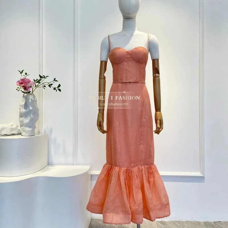 Autunno nuove donne in stile casual che indossano un abito longuette a sirena senza maniche con perline rosa 2025