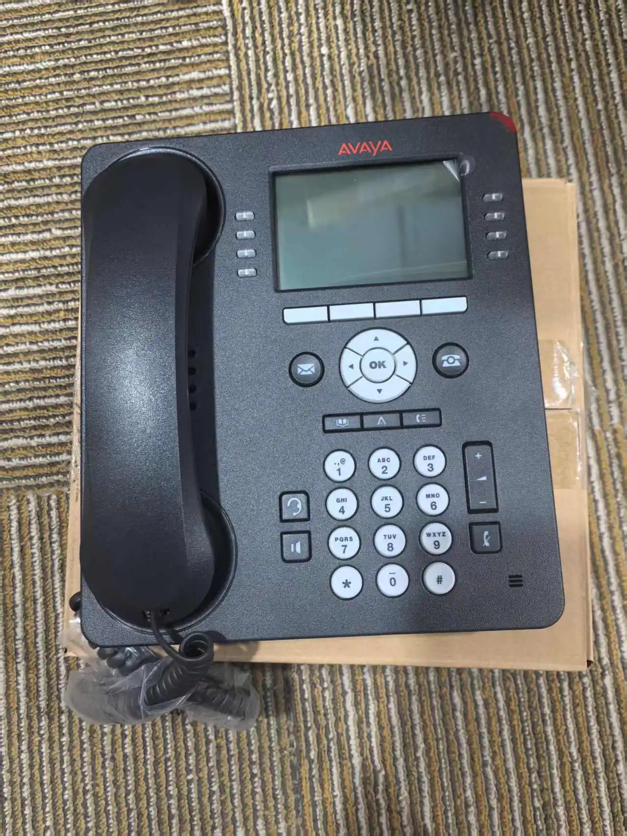 Telefone de mesa digital avançado com suporte multilinha e recursos personalizáveis – ideal para comunicação empresarial
