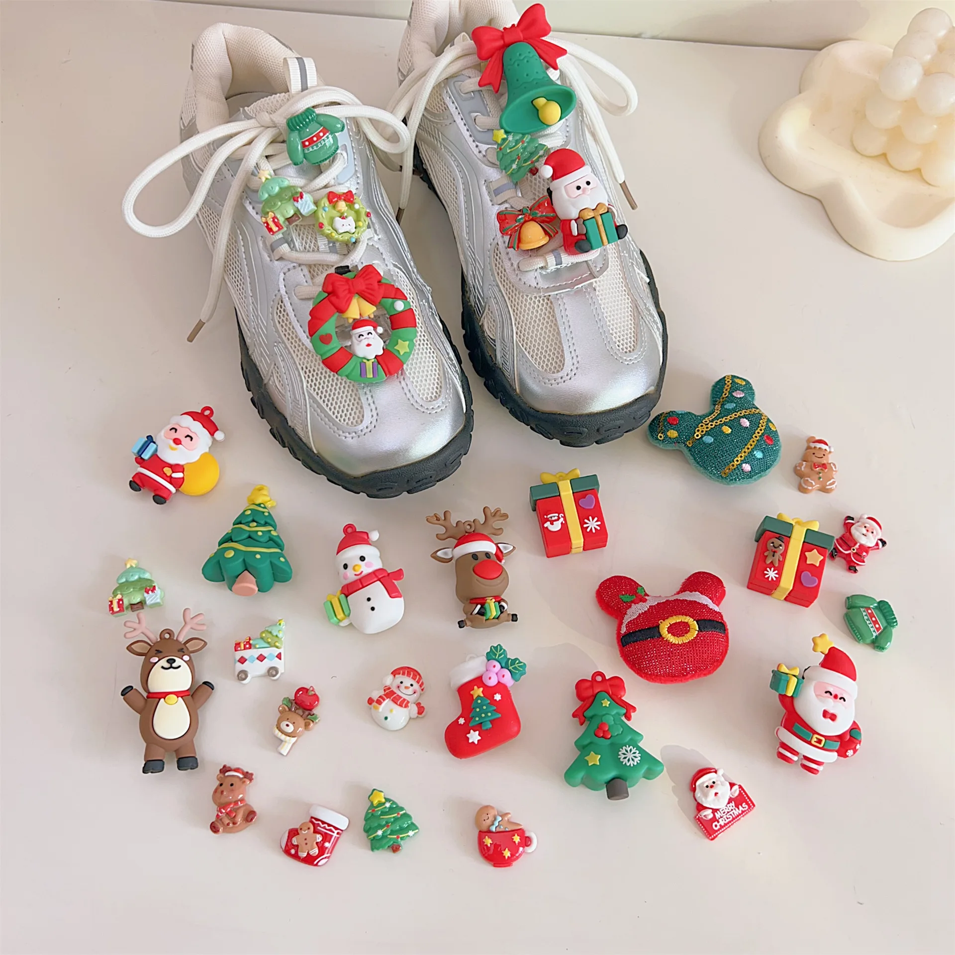 1 Zestaw Świątecznych Ozdób do Sznurowadeł do Trampek DIY Święty Mikołaj Klamra do Butów Prezent na Imprezę Akcesoria do Butów