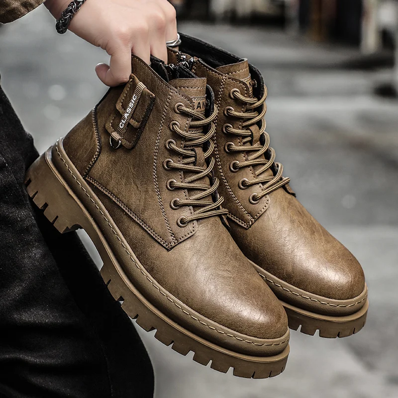 

2025 Новая модель уличных мужских ботинок — кожаные высокие рабочие ботинки, мотоциклетные ботинки в стиле ретро, короткие ботинки в британском стиле