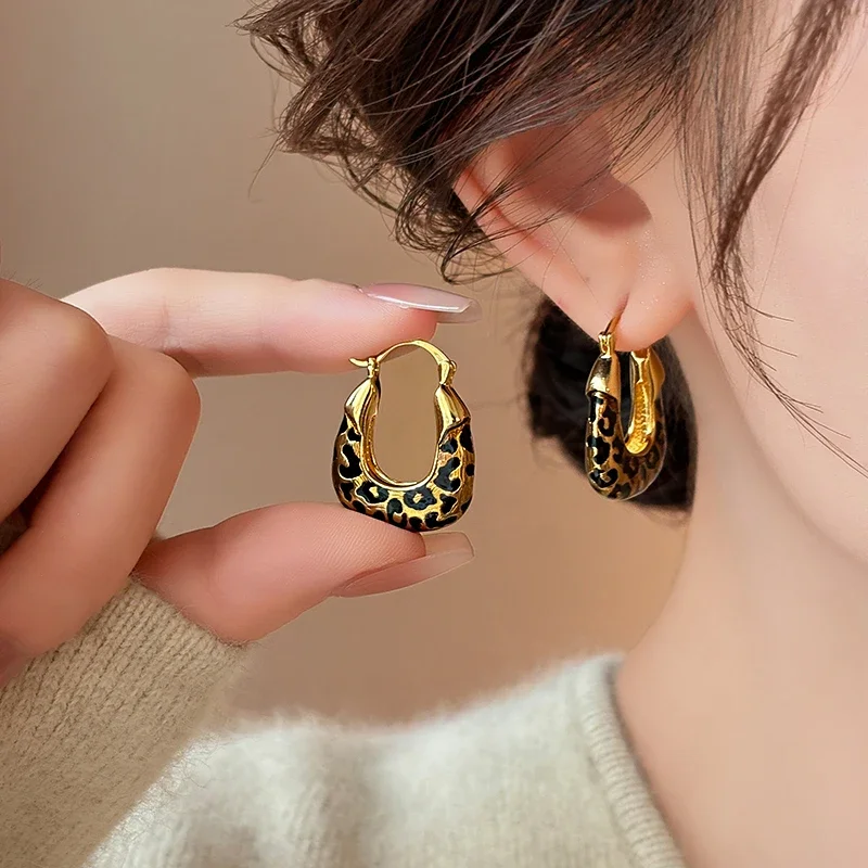 New design fashion jewelry 18K gold plated U-shaped leopard print black enamel earrings modern women daily work accessories