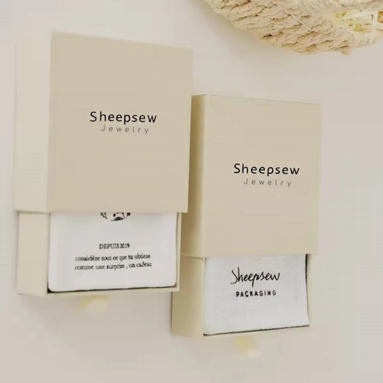 

50 комплектов, высококачественный хлопковый мешок для пыли с логотипом на шнурке, упаковка для драгоценностей с мешочком, контейнер для ювелирных изделий премиум-класса