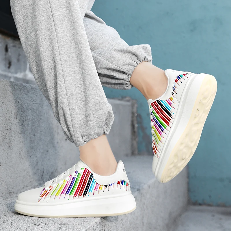 Brightly colored and comfortable sports shoes, with a fashionable design, suitable for daily wear.