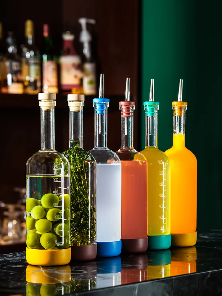 Bunt mit Boden, Saftgetränke, Einweichen von Weinflaschen, Barkeeper, selbstgebraute Weinflaschen, Obstweinflaschen, leere Weinflasche