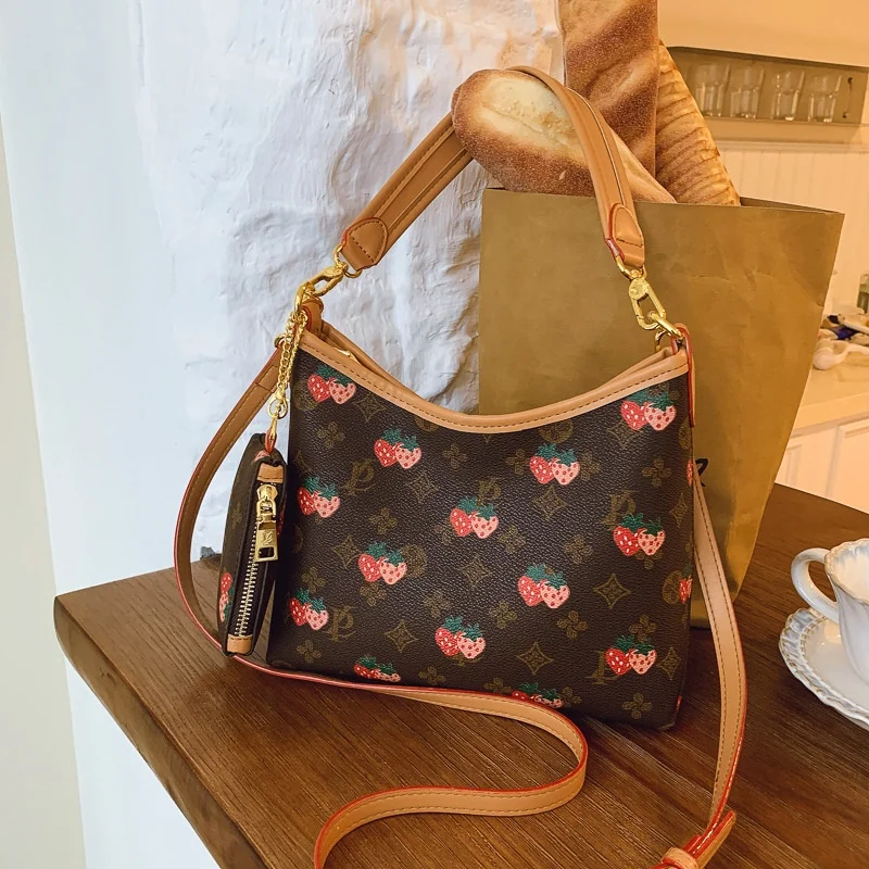 

Новая брендовая роскошная сумка через плечо «Маленькая свежая клубника» с цепочкой, модная нишевая сумка-подушка, повседневная универсальная сумка для города, сумка на плечо