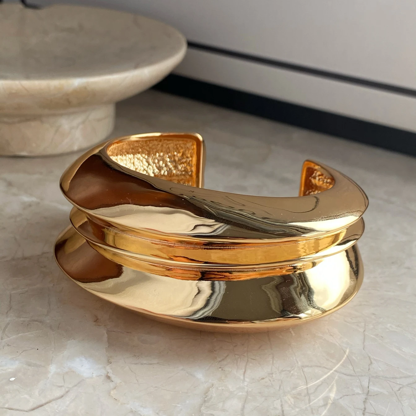 

Европейский известный дизайнерский бренд, латунный позолоченный многослойный широкий браслет, женский браслет высшего качества, роскошные ювелирные изделия, тренд