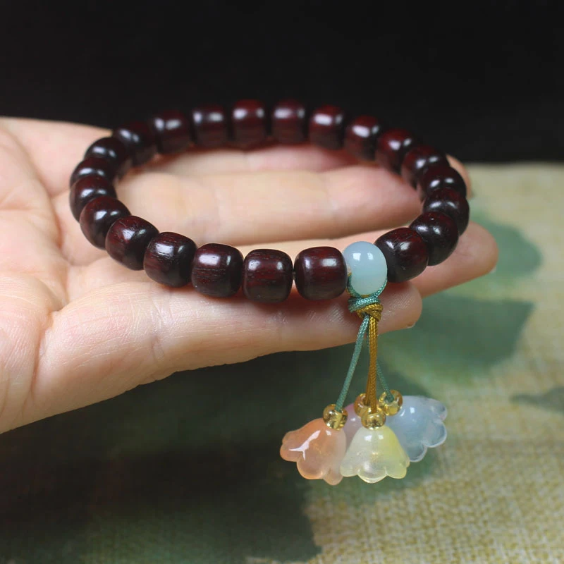 

Браслет из замбийского розового дерева и кровавого сандала в старинном стиле с четырехцветным цветочным кулоном, культурные и религиозные молитвенные четки