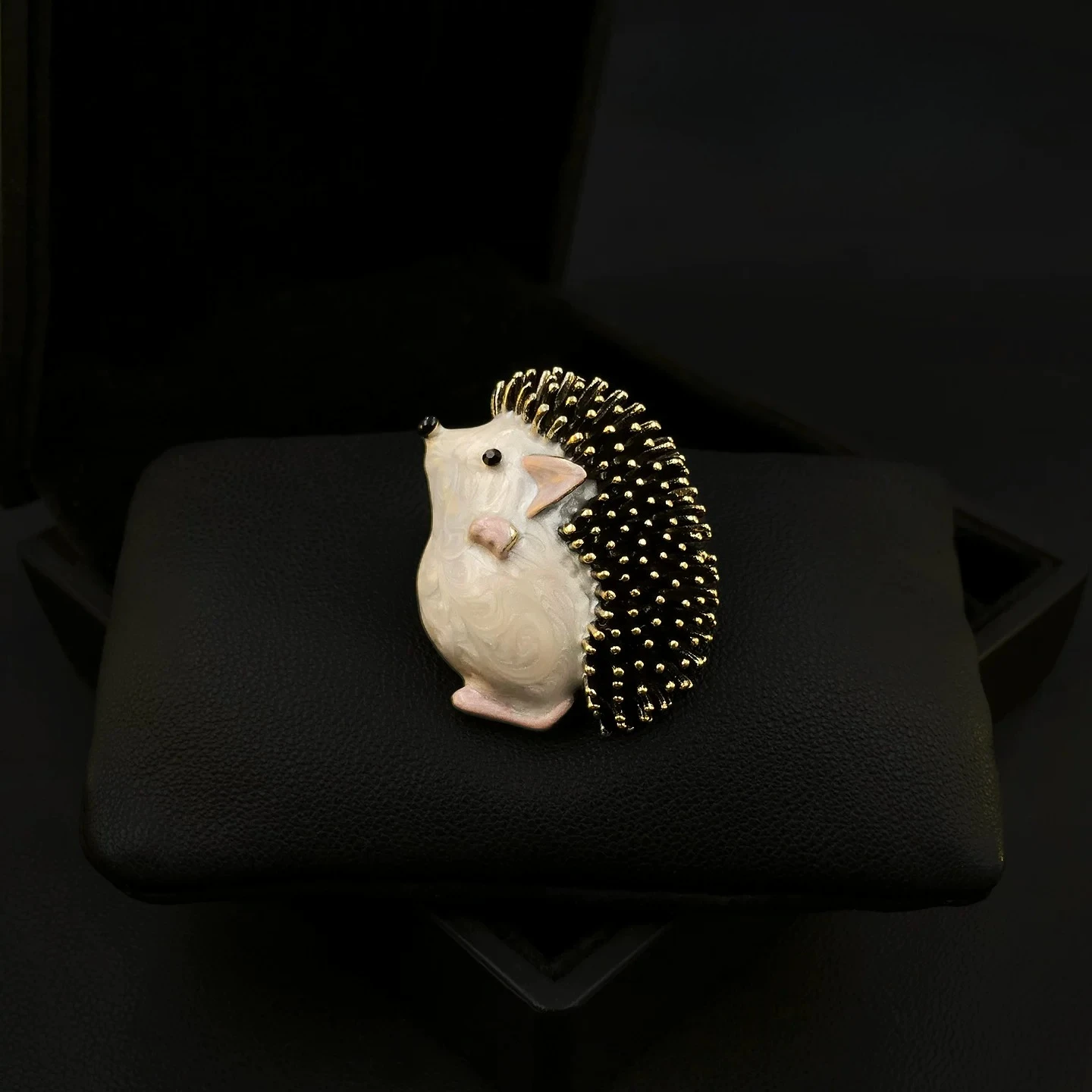 Hedgehog Brooch Magnetic Vintage Cute Mini Enamel Accessory For Overcoat Jacket Handbag Decor Elegant Women Jewelry Gift 2205