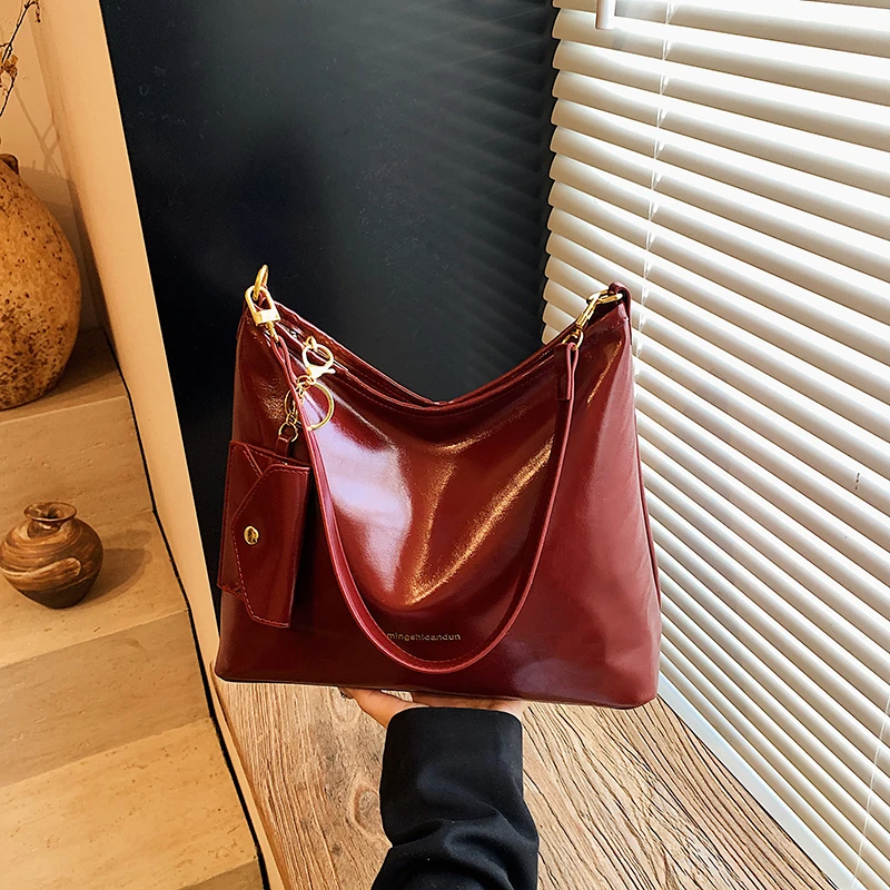 

2025 Spring New Casual Fashion Pu Shoulder Bags Solid Zipper Large Capacity Simple Retro Versatile Tote Bags for Women