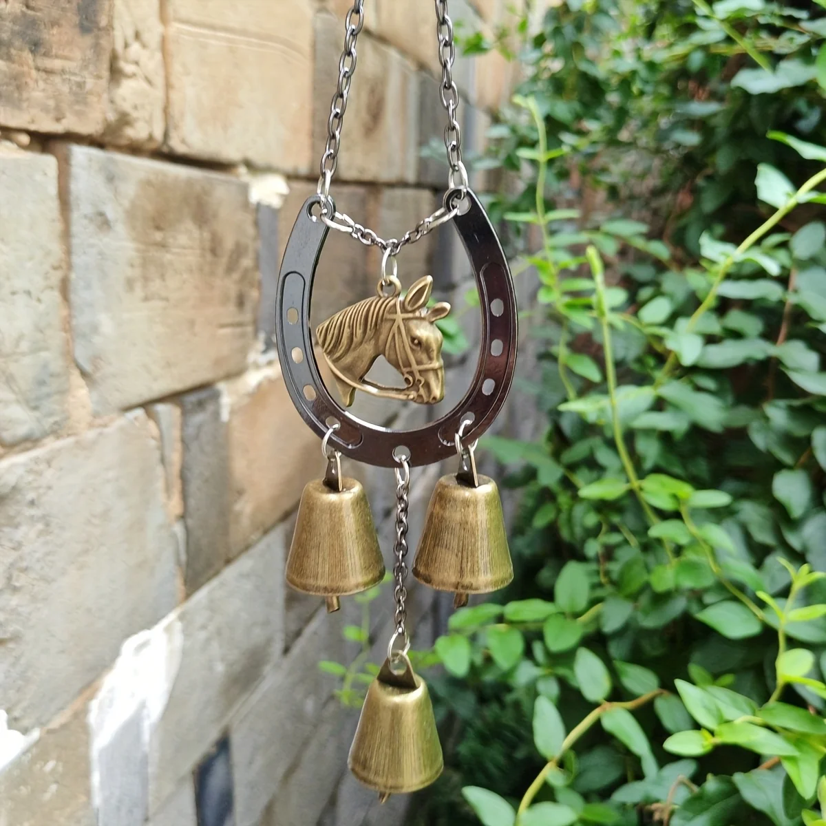 Campana de viento con pezuña de caballo de hierro vintage, arte de pared de metal rústico para decoración del hogar y el jardín