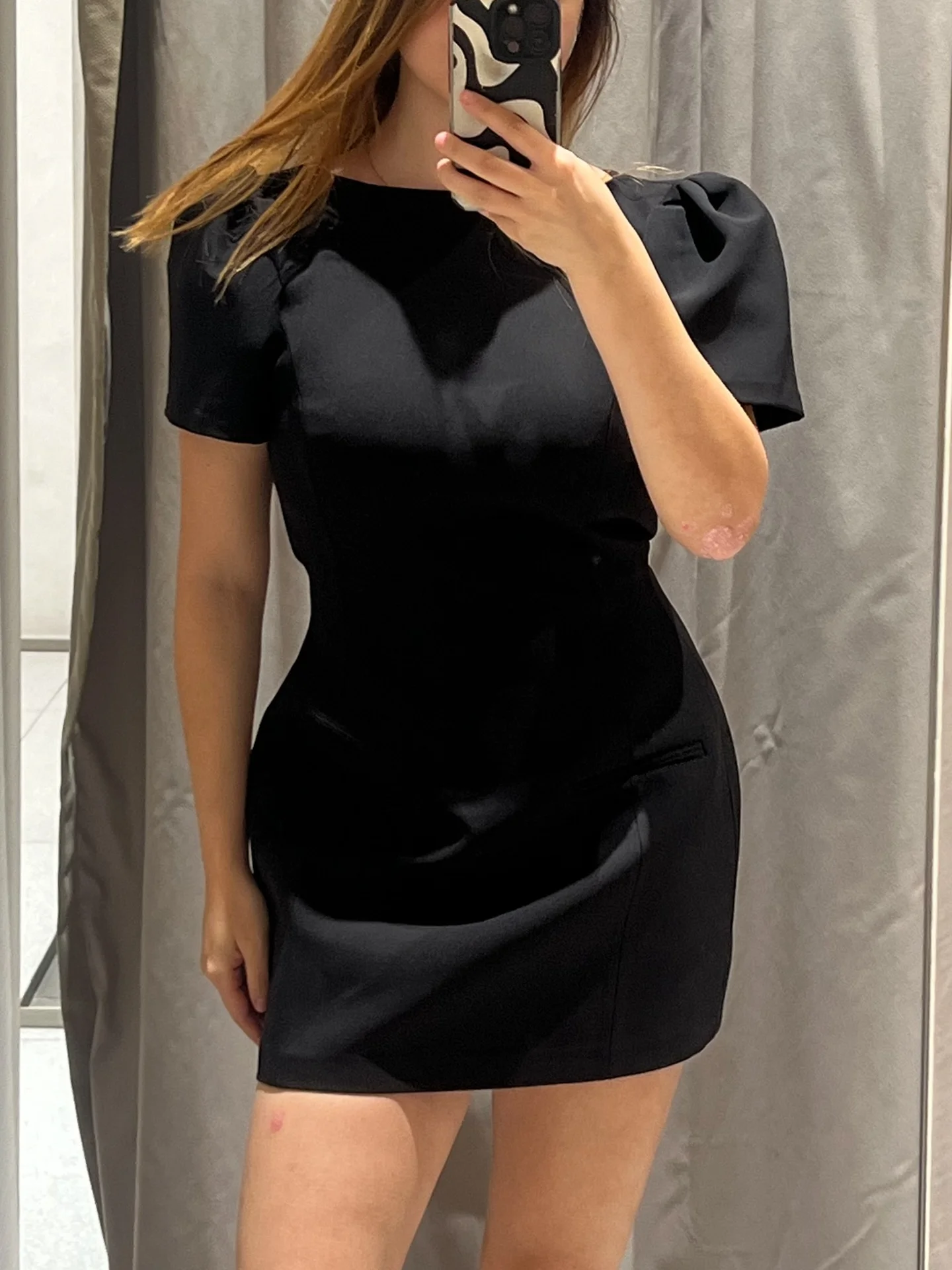 Black fitted mini dress, fashionable solid color, short sleeves, round neck, waist-cinching dress, suitable for daily commuting