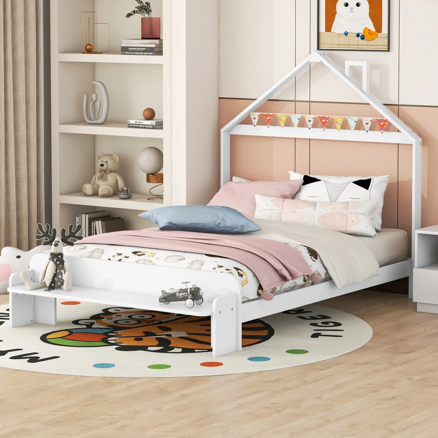 Cama de plataforma de madeira de tamanho completo com cabeceira em forma de casa e banco de estribo, branco