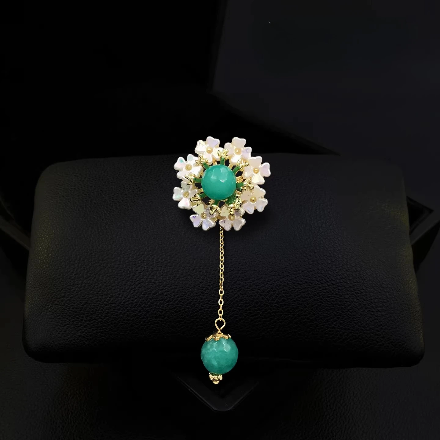 

Vintage Chinese Style Flower Tassel Brooch for Women Green Bead Lapel Pin Suit Dress Cheongsam Jewelry Clothing Accessory 2097