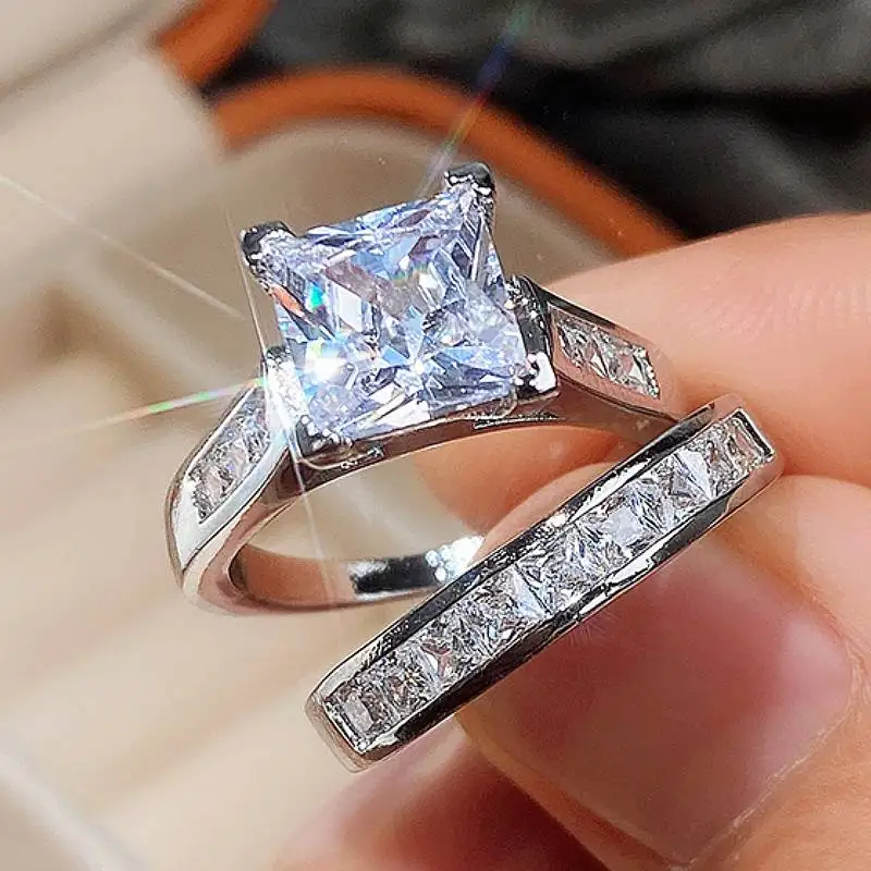 Huitan Wunderschönes 2-teiliges Ring-Set für Damen, modisch, vielseitig, Party- und Hochzeitsaccessoires, silberfarben/goldfarben, eingelegter CZ-Schmuck