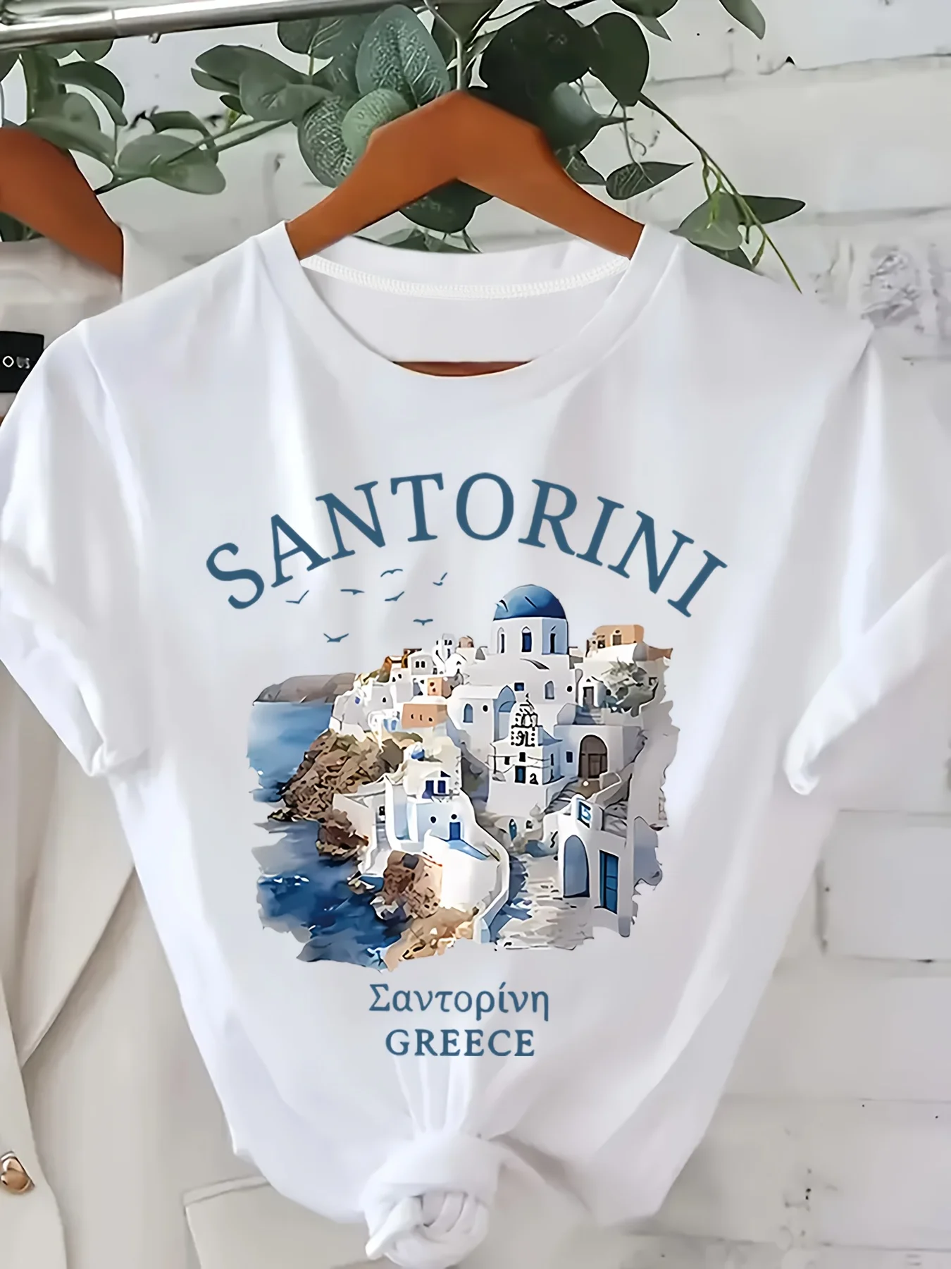 

Повседневная футболка больших размеров с круглым вырезом и архитектурным принтом Santorini Greece — трикотажная ткань из 100% полиэстера — летняя женская