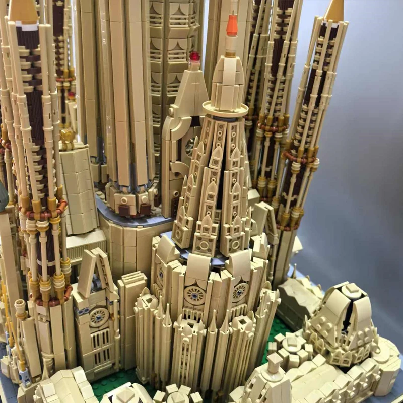 10045PCS Barcelona Sagrada Familia Model MOC-65795 Medieval Catholic Church Architectural Building Blocks Assembly Toys Kid Gift