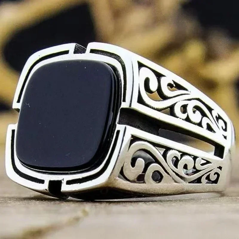 European and American British Fashion Black Gemstone Hollow Pattern Ring For Men\'s Accessories in Hip-Hop Street Photography