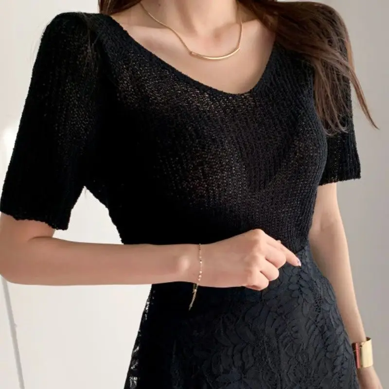 تصميم ريترو متماسك على شكل حرف V مع سترة علوية عصرية بأكمام قصيرة من الأمام والخلف مكونة من قطعتين