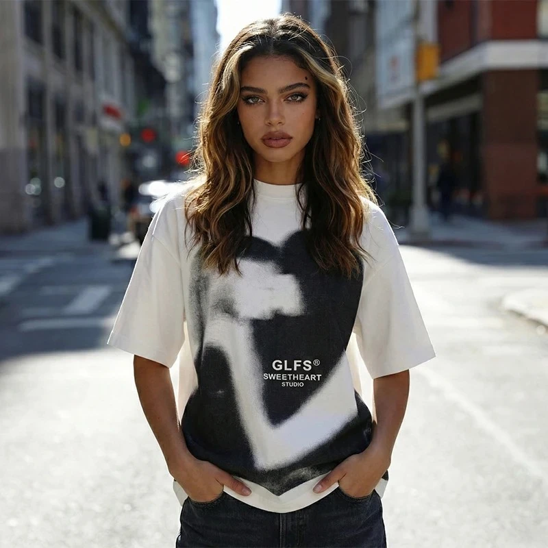 

Vintage Aesthetic T-Shirt Men Women Oversized Tee Hip Hop Streetwear Graphic Print Couple Kissing Love Heart Fashion Casual Tops