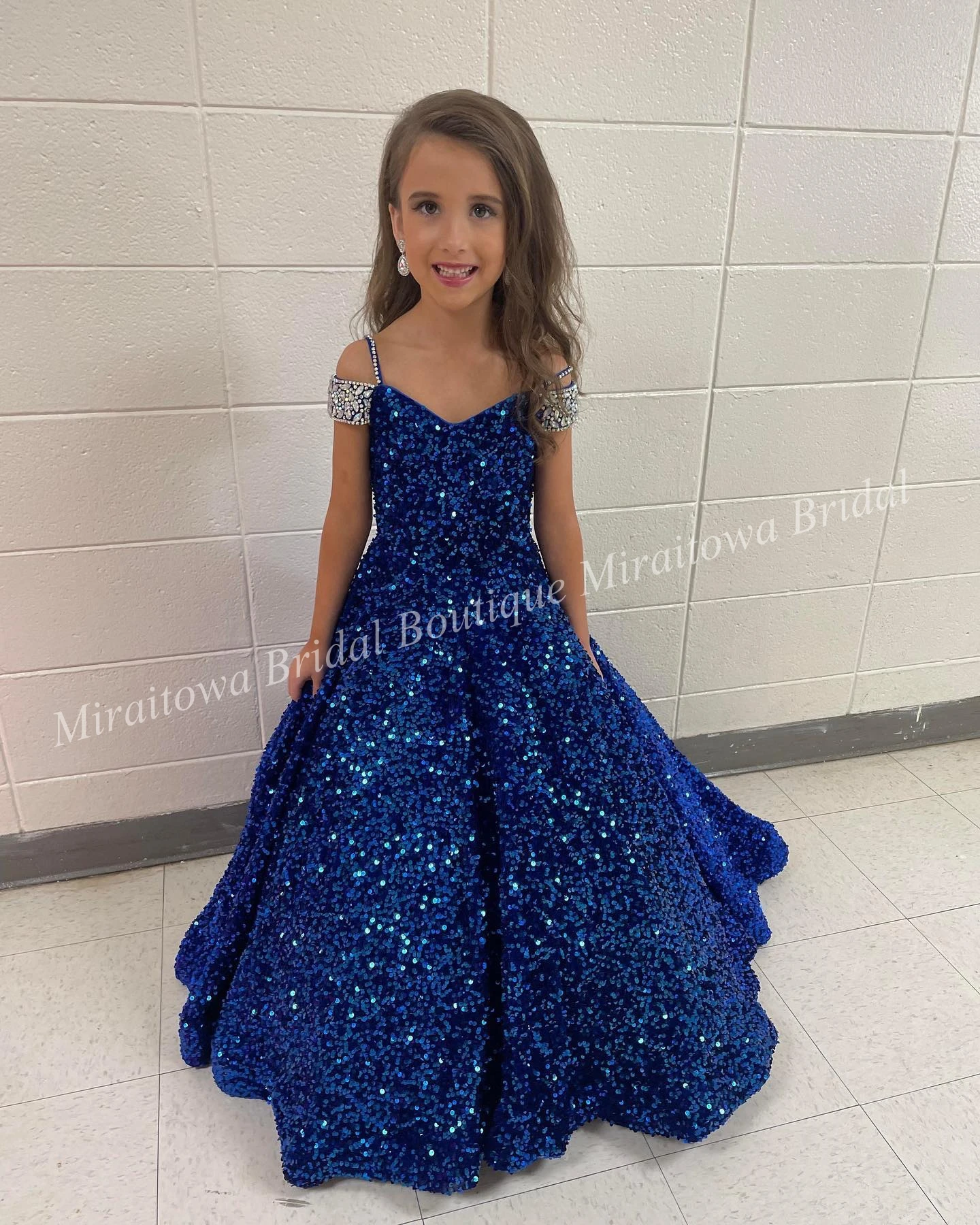 Iridescente Girl Pageant Vestido 2023 Veludo Lantejoula Beading Off-Ombro Little Kid Aniversário Vestido de Festa Formal A-Line Toddler Teens