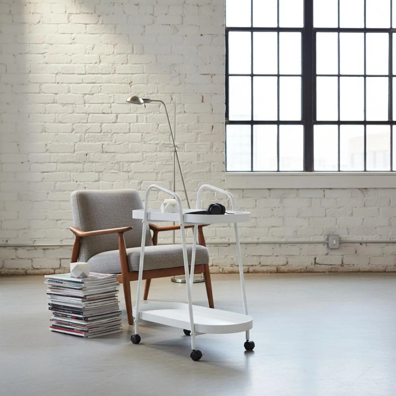 table-de-chevet-mobile-avec-roulettes-etagere-de-chevet-table-d'appoint-mobile-design-moderne-et-minimaliste-table-d'appoint-roulante-gain-de-place