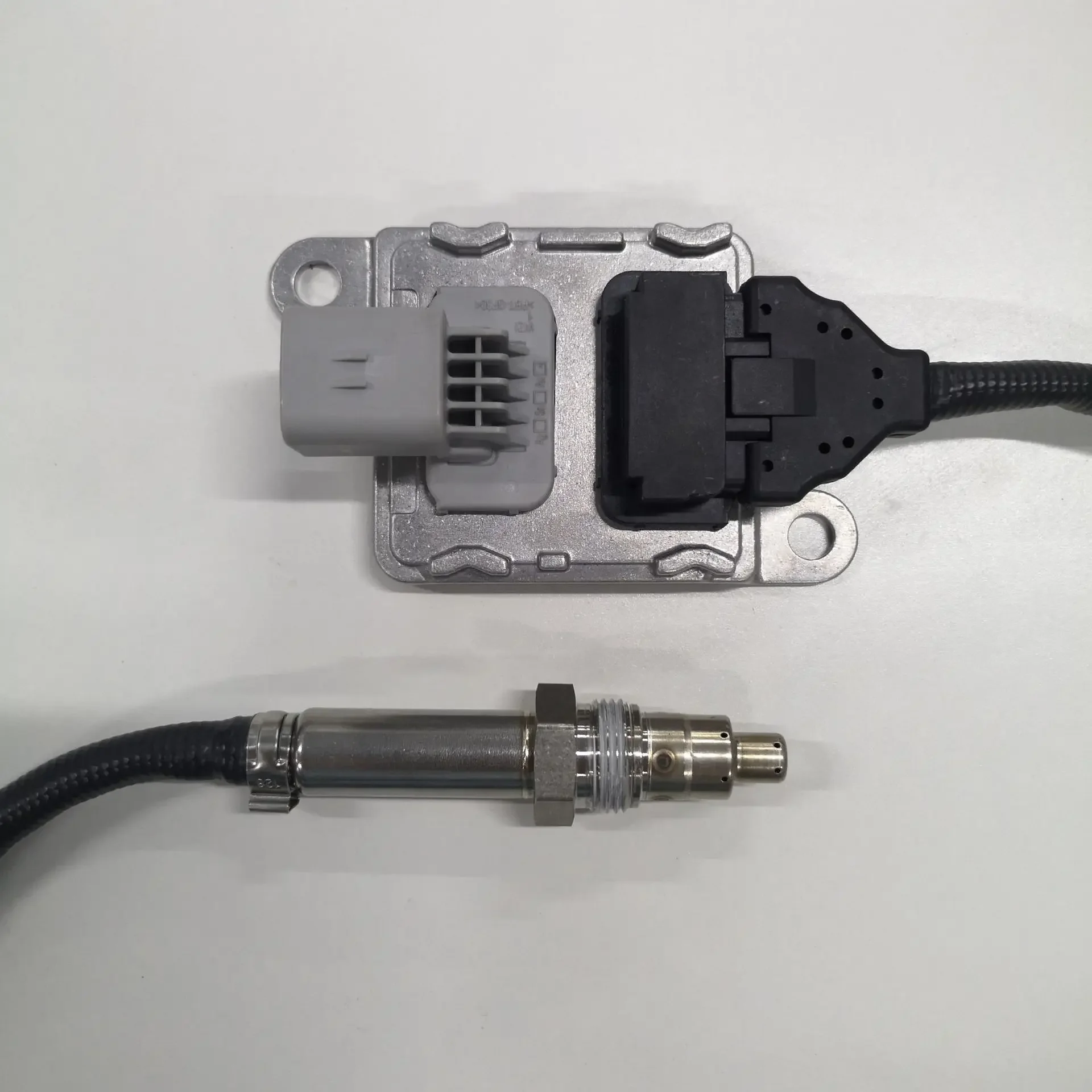 Truck nitrogen and oxygen sensor exhaust sensor DZ109689