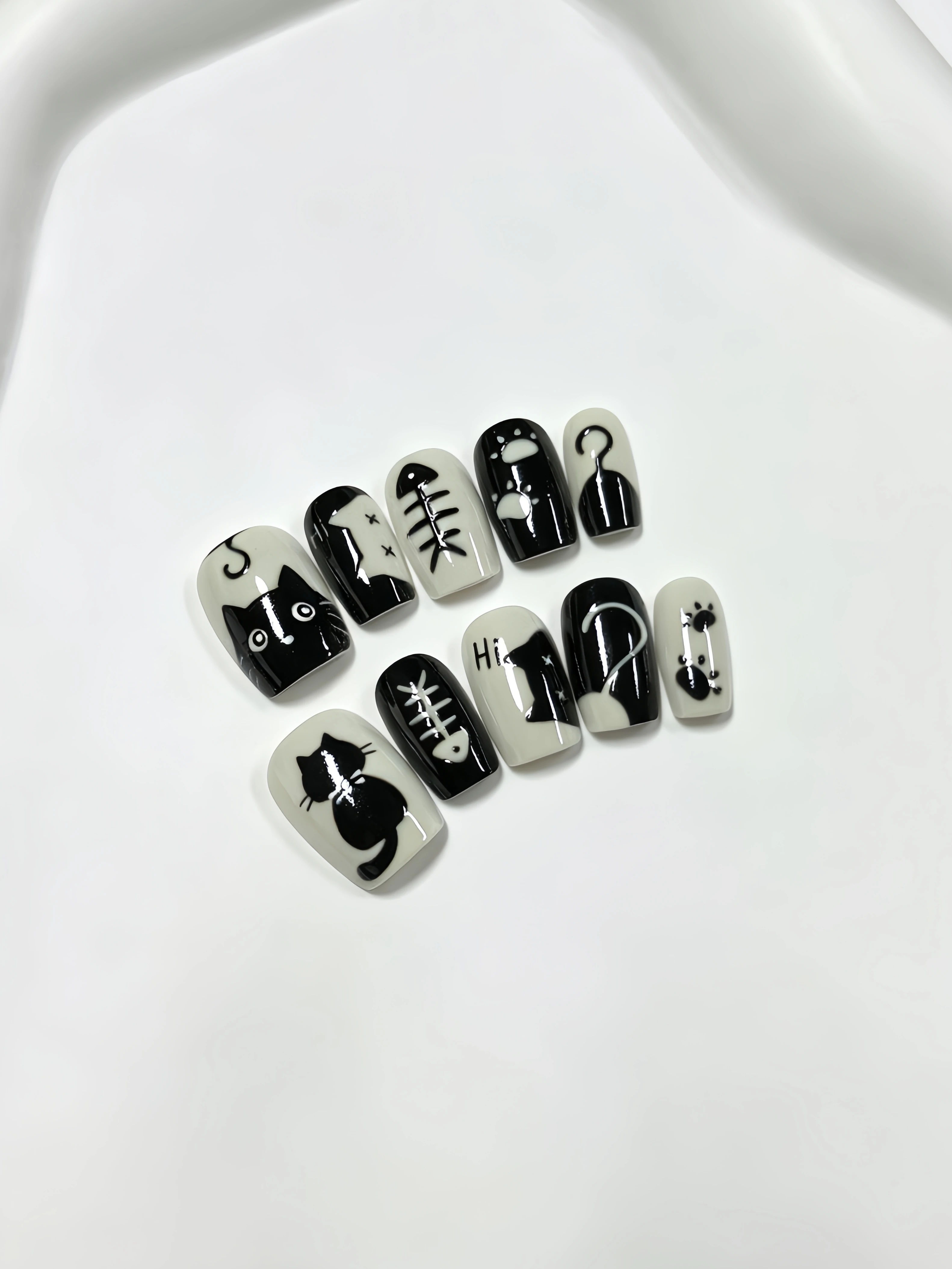 10-Piece Set, Short Square Round Press-On Nails, Black and White Cartoon Black Cat Nail Art, Japanese-Style Playful Student Commuter Versatile Press-On Fake Nails, Cute and Sweet Style for Outings, Leisure, and Halloween