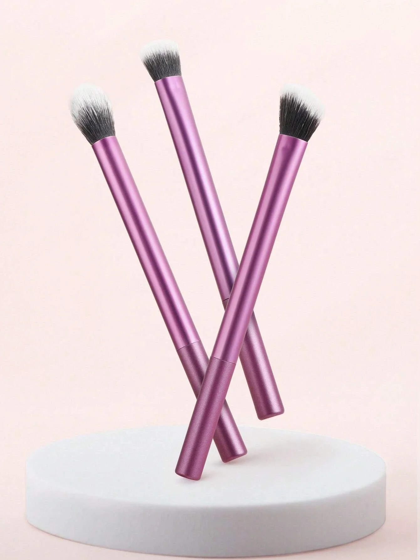 ชุดแปรงแต่งหน้า 3 ชิ้น รวมถึงแปรงไฮไลท์ แปรงอายแชโดว์ และแปรงคอนซีลเลอร์ เครื่องมือในกล่องของขวัญ