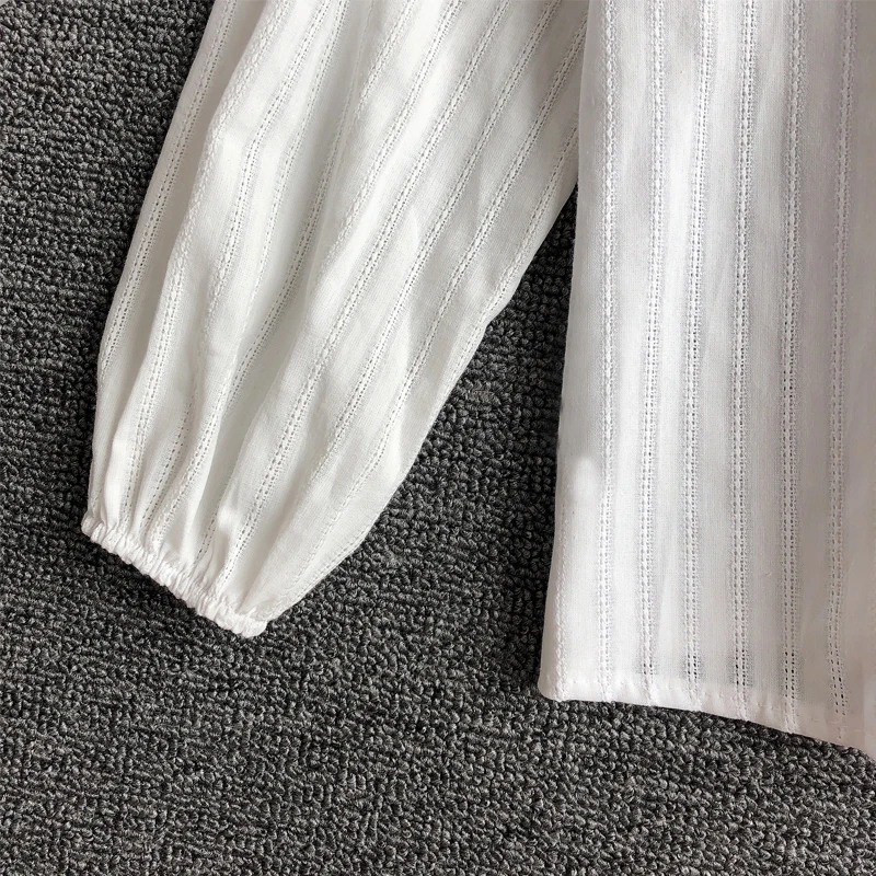 우아한 흰색 긴 소매 셔츠 여성 패션 홍콩 스타일 봄 2023 디자인 감각 틈새 통근 스타일 브이넥 버튼 클로저