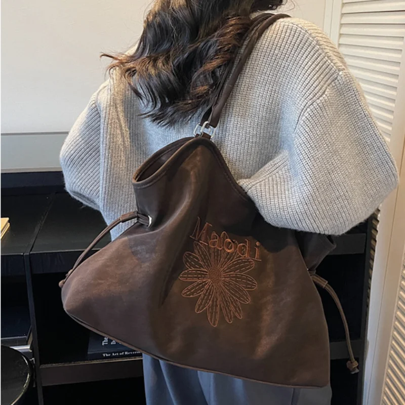 

Retro Tote Bag Simple Maxi Shoulder Bag Stylish Floral Letter Embroidered Handbag High-end Casual Underarm Bag Women' Travel Bag
