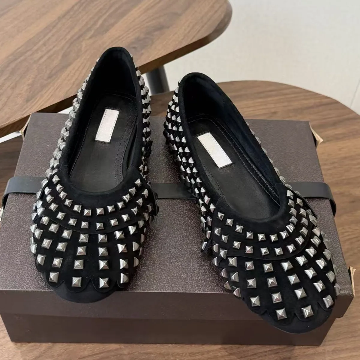 Rivet shaped Le Fu shoes for women, flat bottomed, one foot stomping, scoop shaped shoes for commuting, shallow mouth single sho