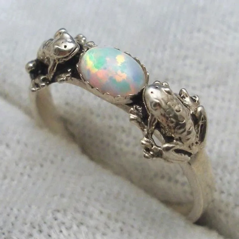 Vintage-Ring in Silberfarbe mit geschnitztem Frosch und eingelegtem, imitiertem weißem Opal für Damen, geometrischer Schmuck für den täglichen Gebrauch und Partys