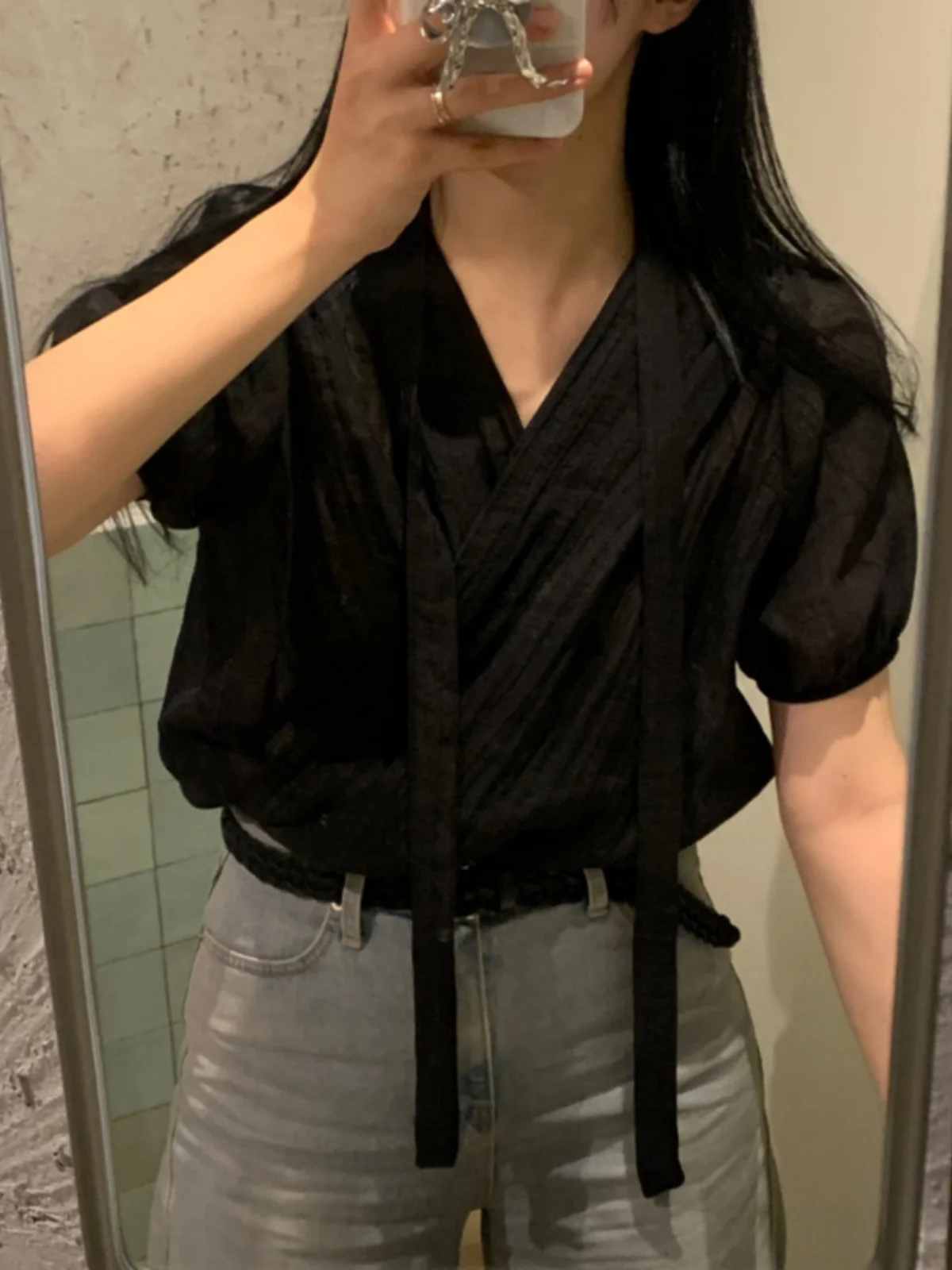 بلوزة نسائية صيفية من الشيفون الرقيق بتصميم فضفاض وربطة عنق على شكل V