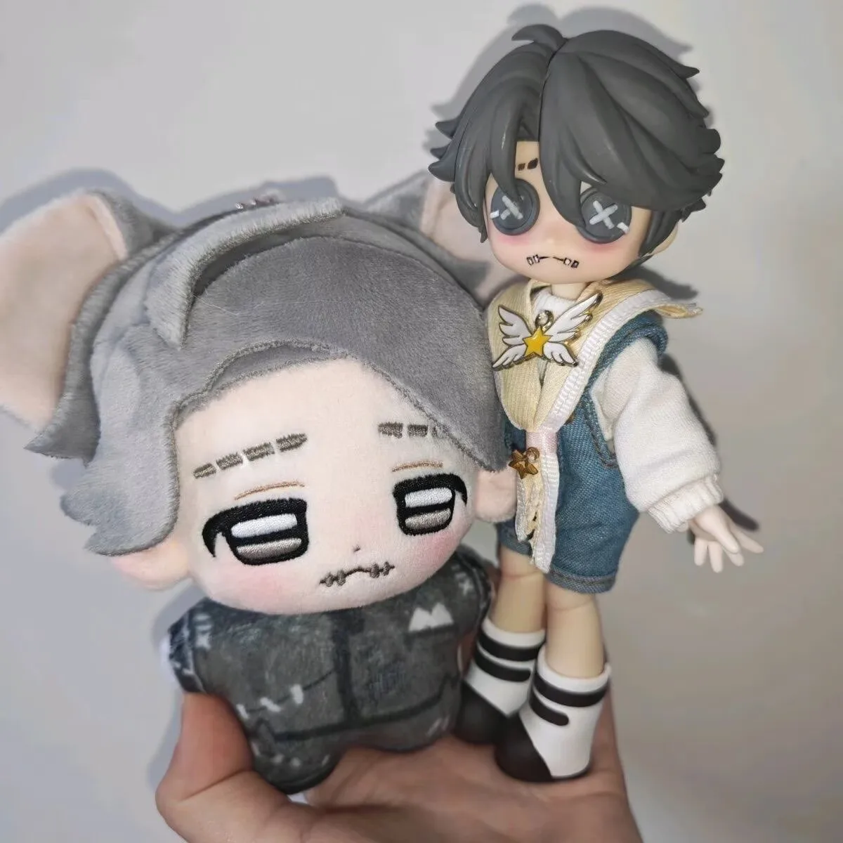Identity 5: 'Departures Master Isolkar' Attribute: 10cm Cotton Doll, Fan Doll, Gift Giving