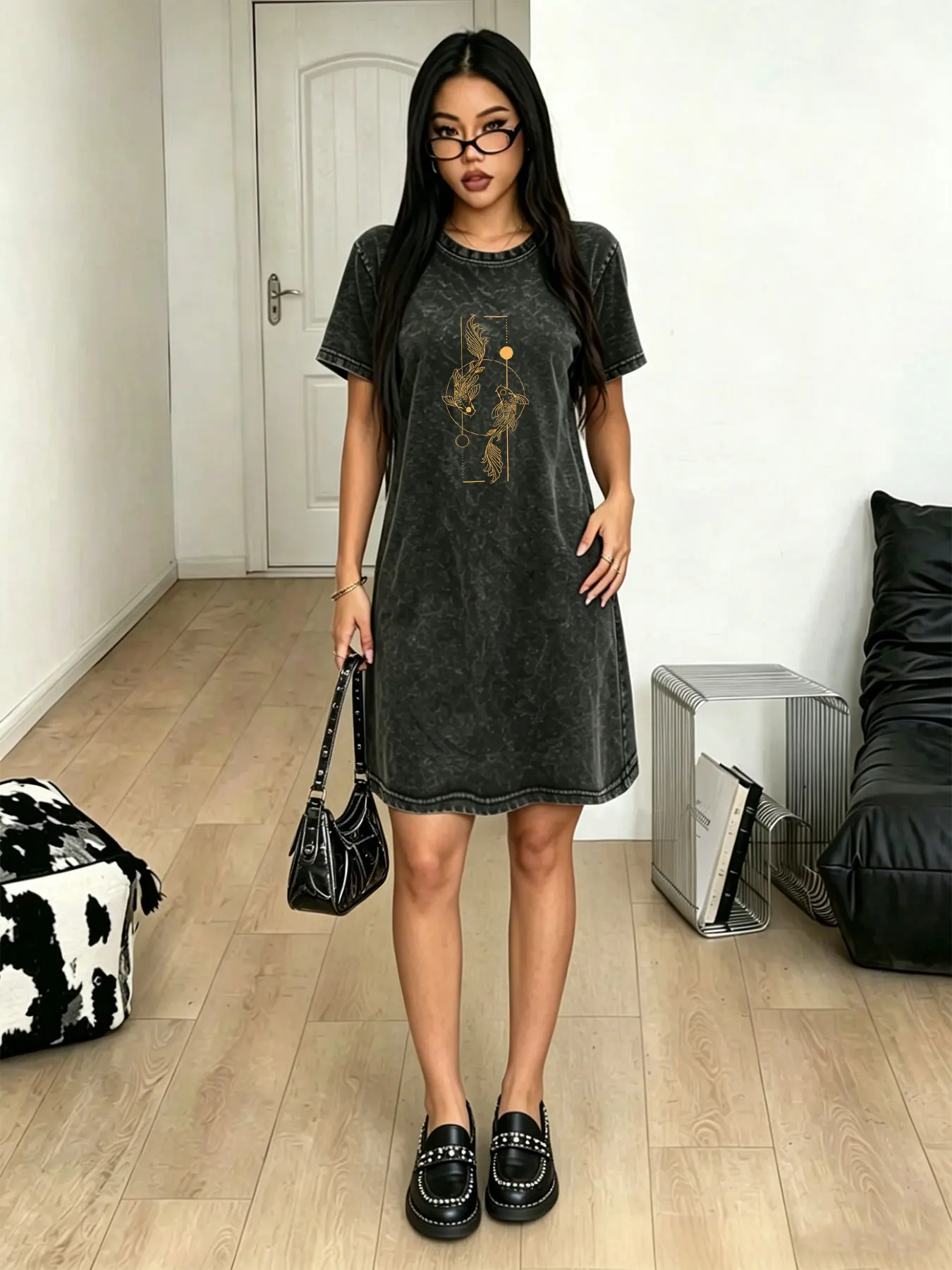 Vintage-T-Shirt-Kleid für Damen, stilvolles und vielseitiges Kleid mit goldenem Fischlinien-Print.